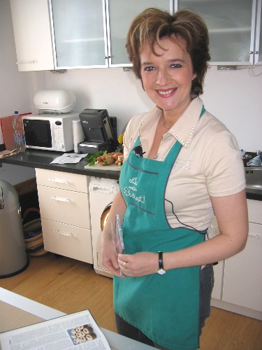 Schlager und Volksmusik Star Monika Martin studiert das Tafelspitz Rezept