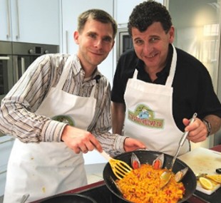 schlager und volksmusik star semino rossi kocht in der schlager küche paella á la schlager star semino rossi