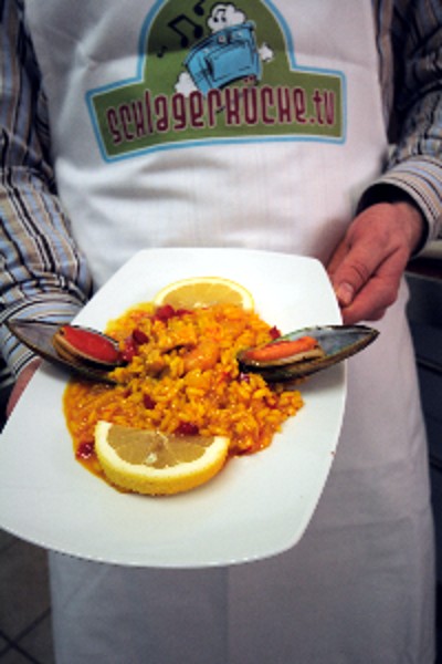 Paella von Schlager Star Semino Rossi Semino Rossi kocht in der Schlagerküche Spanische Paella mit Schlager Küchen Moderator Philipp Beisteiner NDR