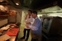 Schlager Star und Disco Fox König Michael Wendler kocht mit NDR Moderator Philipp Beisteiner Pizza Hawaii