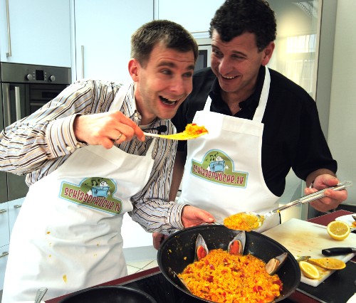 Paella von Schlager Star Semino Rossi Semino Rossi kocht in der Schlagerküche Spanische Paella mit Schlager Küchen Moderator Philipp Beisteiner NDR